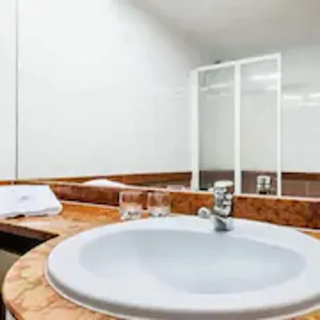 Hotel Granollers فندق جرانويِرس